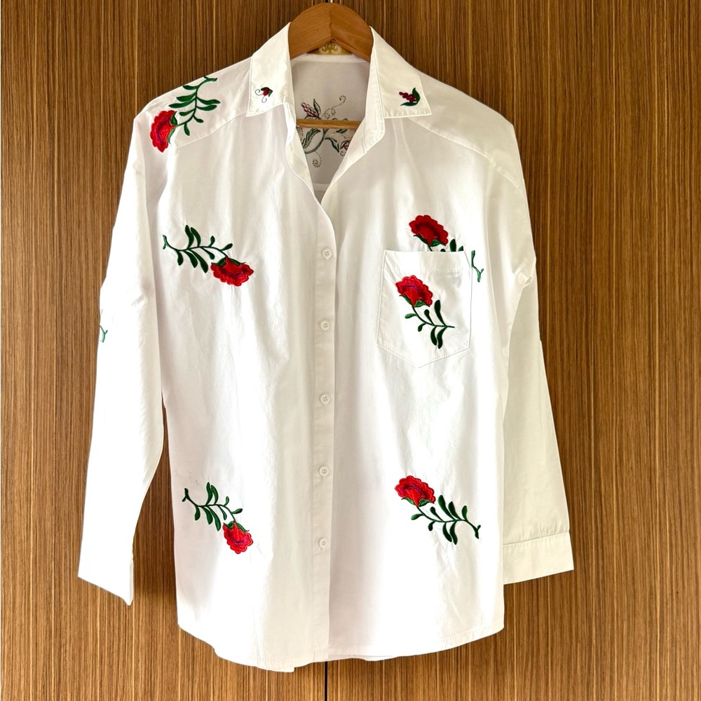 F&2 Women’s White Button Up Shirt Size Medium with Red Rose & Grapes Embroidery